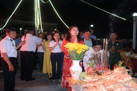 Những người cựu binh Trường Sa và người dân dâng hương tưởng niệm các anh hùng liệt sĩ. (Ảnh: PHONG NGUYÊN)