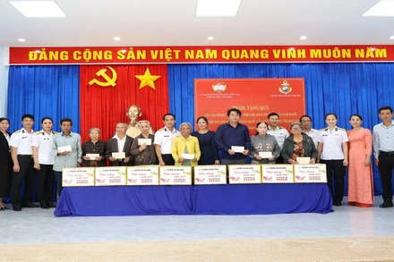 Tặng quà các gia đình có hoàn cảnh khó khăn. (Ảnh: CTV)