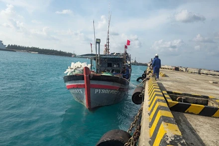 Tàu cá PY 90009TS neo đậu tại âu tàu đảo Trường Sa. (Ảnh: CTV HQ) 