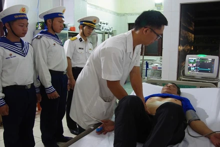 Quân y thăm khám bệnh nhân Huỳnh Đức. (Ảnh: CTV HQ) 