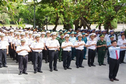 Quang cảnh lễ dâng hương tại Đài tưởng niệm các Anh hùng liệt sĩ. (Ảnh: CTV)