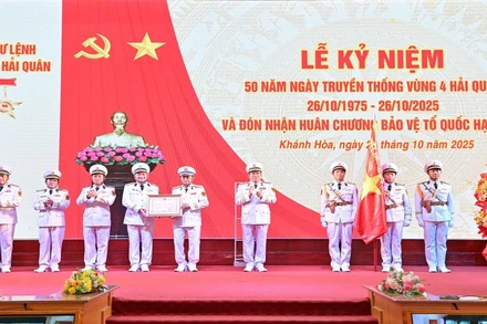 Thừa ủy quyền của Chủ tịch nước, Thượng tướng Phạm Hoài Nam trao Huân chương Bảo vệ Tổ quốc hạng Nhì tặng Vùng 4 Hải quân. (Ảnh: VĨNH THÀNH) 