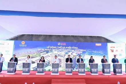 Thực hiện nghi thức động thổ và khởi công Dự án Nhà ở xã hội CT-01, Golden Square, Nha Trang. (Ảnh: MẠNH HÙNG) 