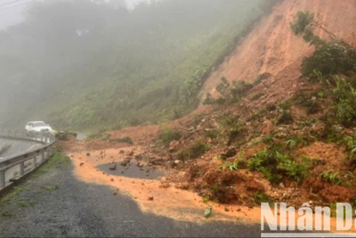 Km195, tuyến Hồ Chí Minh nhánh Tây thuộc xã Hướng Việt, huyện Hướng Hóa bị sạt lở gây ách tắc giao thông.