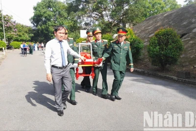 Đưa hài cốt liệt sĩ đến nơi an táng tại Nghĩa trang liệt sĩ huyện Hướng Hóa.