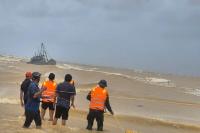 Các lực lượng chức năng khẩn trương cứu hộ 2 tàu cá gặp nạn.