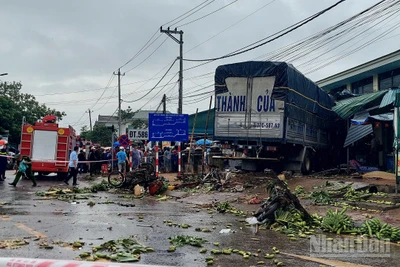 Hiện trường vụ tại nạn nghiêm trọng tại khu vực chợ Tân Long, xã Lao Bảo.
