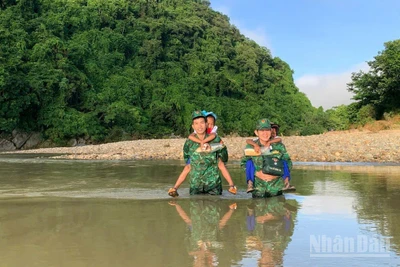 Chiến sĩ Đồn Biên phòng Hướng Lập cõng các em học sinh đến trường kịp giờ khai giảng năm học mới 2025-2026.