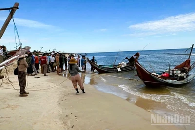 Thuyền đánh cá của ngư dân M.V.L. trôi dạt trên biển được người dân đưa vào bờ.