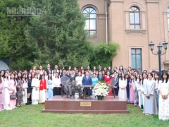 Đồng chí Nguyễn Duy Phóng cùng các cán bộ, đảng viên, đại diện cộng đồng và lưu học sinh chụp ảnh lưu niệm bên tượng Bác Hồ trong khuôn viên Đại sứ quán.