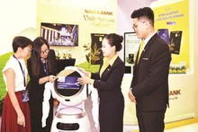 Khách hàng trải nghiệm các giải pháp số hóa và tăng cường bảo mật tài khoản của Ngân hàng Nam Á.