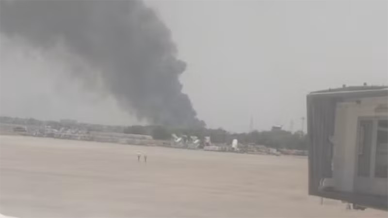 Khói bốc lên từ hiện trường máy bay rơi. (Ảnh: India Today)