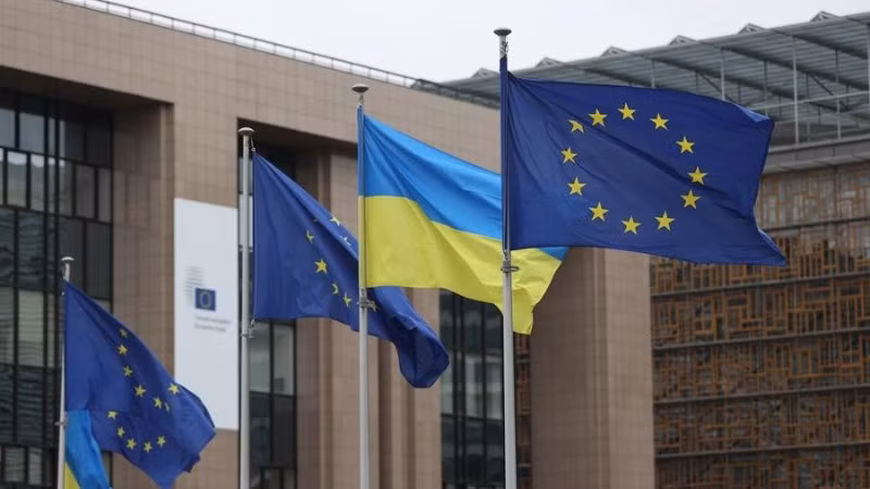 Cờ của Liên minh châu Âu (EU) và Ukraine tại trụ sở EU ở Brussels, Bỉ, ngày 24/2/2025. (Ảnh: Tân Hoa xã)