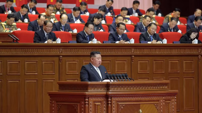 Nhà lãnh đạo Kim Jong Un phát biểu tại ngày làm việc thứ hai của Đại hội lần thứ IX Đảng Lao động Triều Tiên, ở Bình Nhưỡng, ngày 20/2/2026. (Ảnh: KCNA/TTXVN)