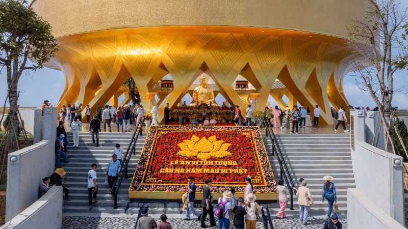 Du khách chiêm bái tượng Phật dịp đầu năm.