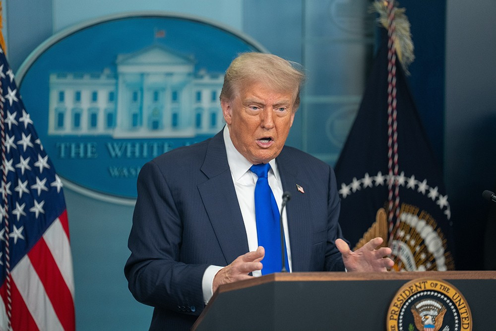 Tổng thống Mỹ Donald Trump phát biểu họp báo tại Nhà trắng ở Washington, D.C, ngày 6/8/2025. (Ảnh: THX/TTXVN) vna-potal-tong-thong-my-dtrump-tuyen-bo-se-ap-thue-100-voi-chip-ban-dan-8195043-5223.jpg