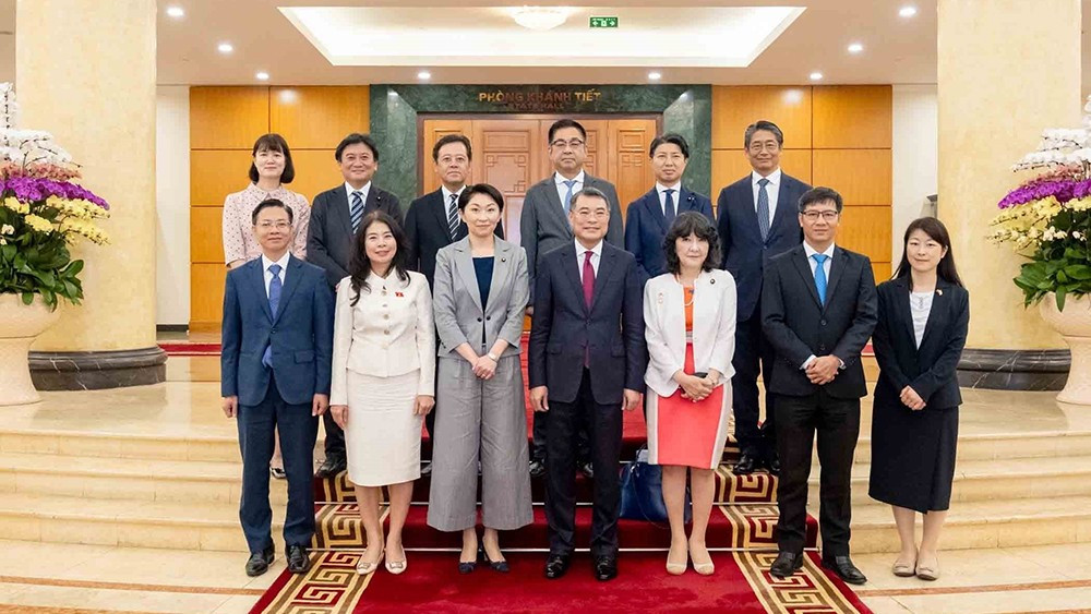 Đồng chí Lê Minh Hưng, Ủy viên Bộ Chính trị, Bí thư Trung ương Đảng, Trưởng Ban Tổ chức Trung ương, Chủ tịch Nhóm Nghị sĩ hữu nghị Việt Nam-Nhật Bản tiếp bà Obuchi Yuko, Hạ nghị sĩ, Chủ tịch Liên minh Nghị sĩ hữu nghị Nhật Bản-Việt Nam. (Ảnh: TTXVN)