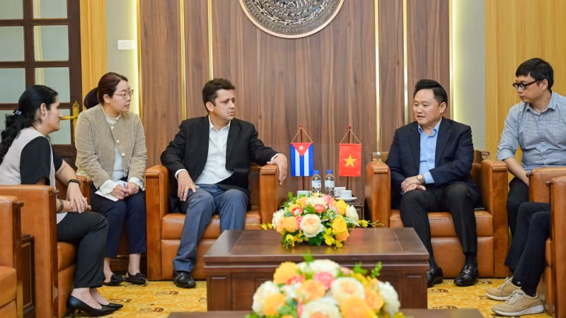 Đồng chí Phan Văn Hùng, Phó Tổng Biên tập Báo Nhân Dân tiếp Đoàn công tác Đại sứ quán Cuba tại Việt Nam. (Ảnh: BẢO LONG)