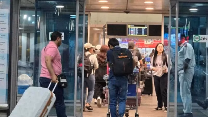 Đoàn công dân Việt Nam vào sân bay ở Cairo (Ai Cập) để về nước trong tuần qua. (Nguồn: Đại sứ quán Việt Nam tại Israel)