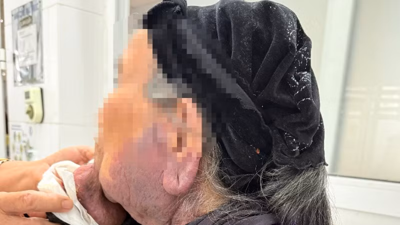 Các bác sĩ thăm khám cho người bệnh trước khi phẫu thuật