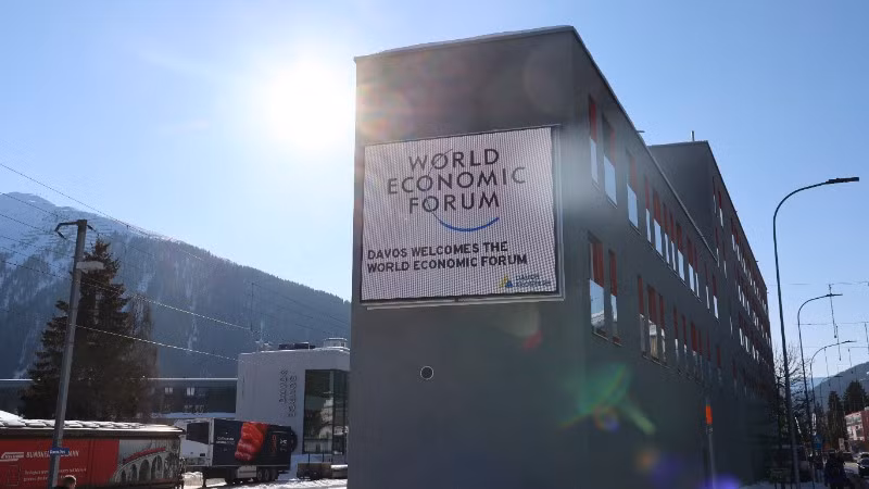 Logo của Diễn đàn WEF tại nhà ga trung tâm thị trấn Davos, Thụy Sĩ. (Ảnh: TTXVN)