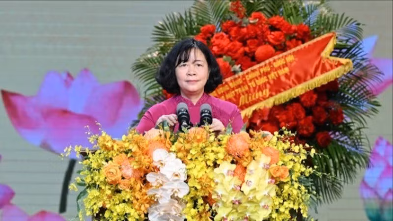 Đồng chí Bùi Thị Minh Hoài, Ủy viên Bộ Chính trị, Bí thư Thành ủy Hà Nội phát biểu tại hội nghị.