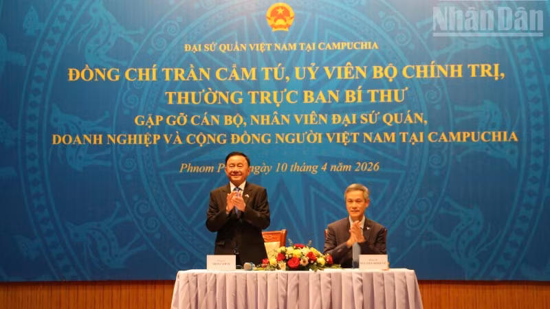 Thường trực Ban Bí thư Trần Cẩm Tú thăm Đại sứ quán Việt Nam tại Campuchia. (Ảnh: HUY VŨ)