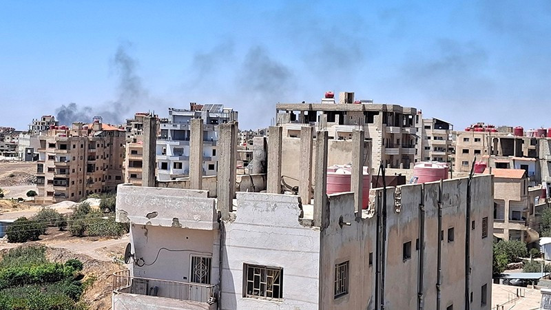 Khói bốc lên sau các cuộc không kích của Israel xuống tỉnh Suweida, miền nam Syria, ngày 15/7/2025. (Ảnh: THX/TTXVN)
