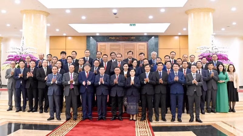 Thường trực Ban Bí thư Trần Cẩm Tú cùng Đoàn cán bộ cấp cao Đảng Nhân dân Cách mạng Lào. (Ảnh: TTXVN)