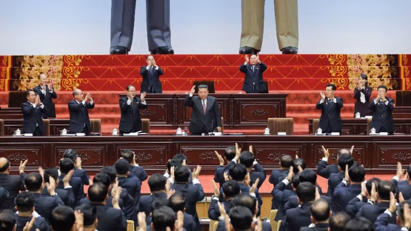 Nhà lãnh đạo Triều Tiên Kim Jong Un (thứ 4, trái) tại kỳ họp thứ nhất của Quốc hội tại Bình Nhưỡng, ngày 22/3/2026. (Ảnh: Yonhap/TTXVN)