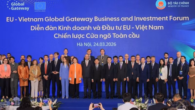 Phó Thủ tướng Hồ Đức Phớc và Cao ủy EU phụ trách quan hệ đối tác quốc tế Jozef Sikela và các đại biểu tham dự Diễn đàn. (Ảnh: TTXVN)