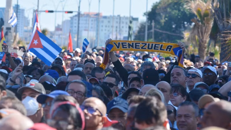 Người dân Cuba dâng cao khẩu hiệu ủng hộ Venezuela. (Ảnh: TTXVN)