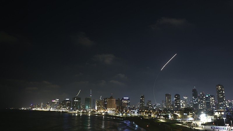 Hệ thống phòng không Israel đánh chặn tên lửa tấn công vào Tel Aviv, ngày 19/6/2025. (Ảnh: THX/TTXVN)