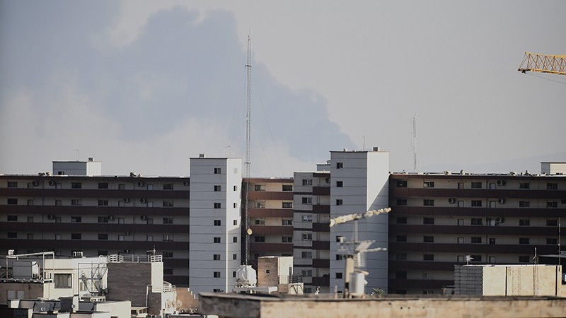 Khói bốc lên sau một vụ tấn công tại Tehran, Iran. (Ảnh: THX/TTXVN)
