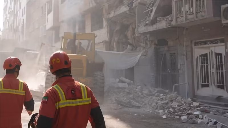 Tòa nhà bị phá hủy sau vụ oanh kích của Israel xuống Tehran. (Ảnh: Tân Hoa Xã/TTXVN)