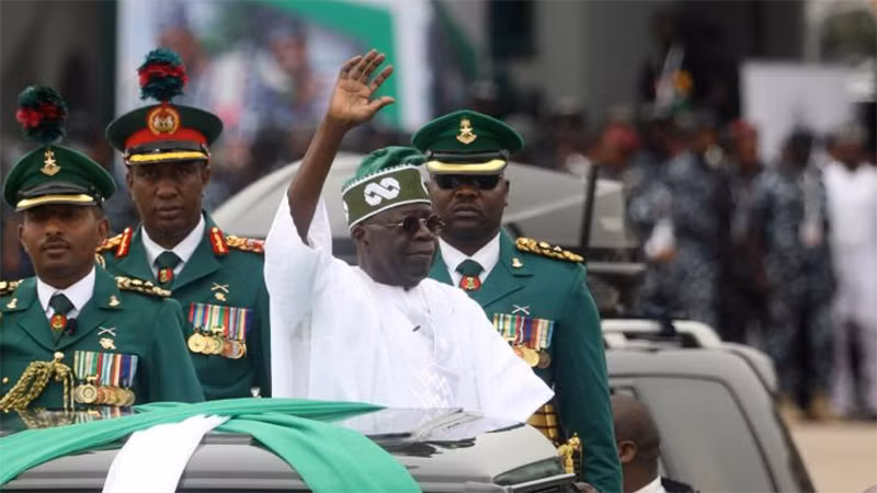 Tổng thống Nigeria Bola Tinubu (áo trắng). (Ảnh: Tân Hoa Xã)