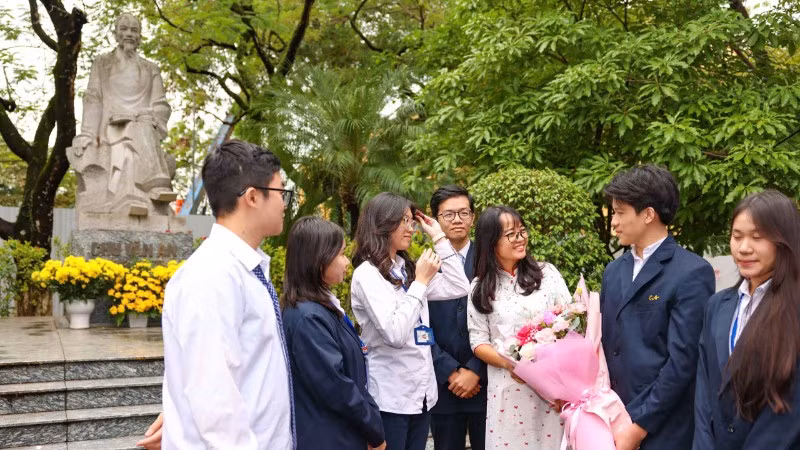 Học sinh Trường trung học phổ thông chuyên Chu Văn An (Hà Nội) chúc mừng thầy cô trong dịp Ngày Nhà giáo Việt Nam 20/11.