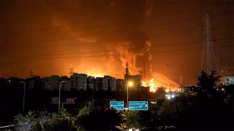 Khói lửa bốc lên từ một cơ sở khai thác dầu ở quận Shahran, thủ đô Tehran (Iran) . (Ảnh: Anadolu Agency/TTXVN)