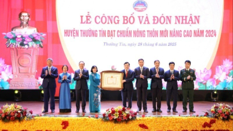Đồng chí Bùi Thị Minh Hoài, Bí thư Thành ủy cùng các đồng chí lãnh đạo thành phố Hà Nội trao Bằng công nhận huyện đạt chuẩn nông thôn mới nâng cao năm 2024 cho cấp ủy, chính quyền và nhân dân huyện Thường Tín.