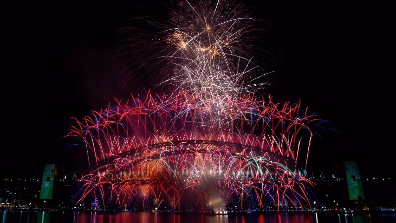 Pháo hoa rực rỡ chào đón năm mới 2026 tại Cầu Cảng Sydney, Australia. (Ảnh: THX/TTXVN)