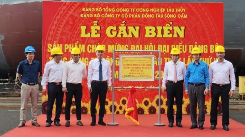 Gắn biển chào mừng Đại hội Đảng bộ Tổng Công ty Công nghiệp tàu thủy cho sản phẩm tàu ST-245 ESCV số 82 do Công ty cổ phần Đóng tàu Sông Cấm thi công.