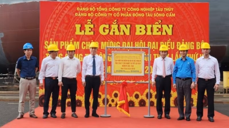 Gắn biển chào mừng Đại hội Đảng bộ Tổng Công ty Công nghiệp tàu thủy cho sản phẩm tàu ST-245 ESCV số 82 do Công ty cổ phần Đóng tàu Sông Cấm thi công.
