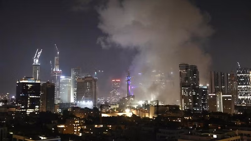 Khói bốc lên sau vụ tấn công bằng tên lửa của Iran nhằm vào Tel Aviv, Israel, ngày 13/6/2025. (Ảnh: Tân Hoa xã)