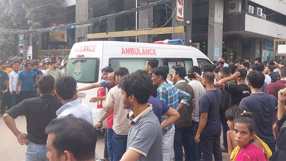 Xe cứu thương đưa các nạn nhân nhập viện để điều trị. (Ảnh: The Daily Star)