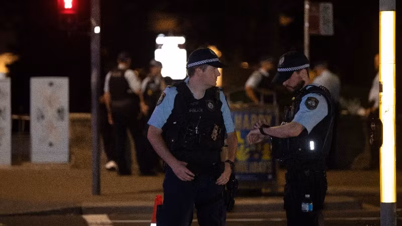 Cảnh sát gác tại hiện trường vụ xả súng ở Sydney, Australia, ngày 14/12/2025. (Ảnh: THX/TTXVN)