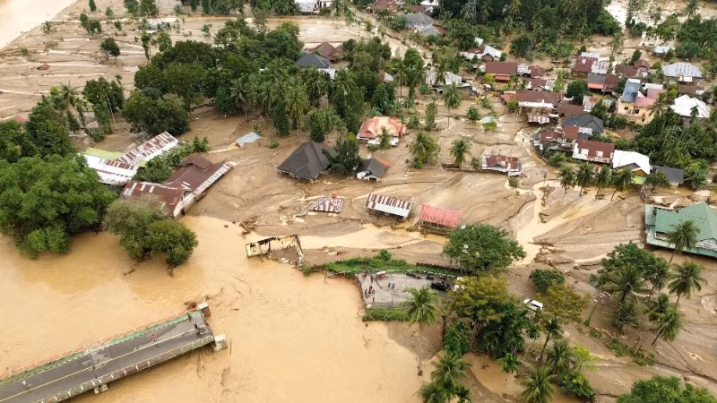 Ngập lụt do mưa lũ ở Pidie Jaya Regency, tỉnh Aceh, Indonesia, ngày 27/11/2025. (Ảnh: THX/TTXVN)