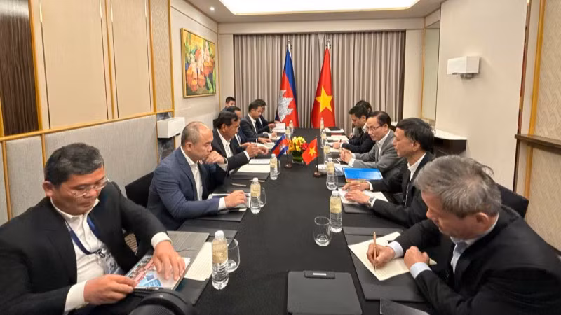 Ủy viên Bộ Chính trị, Bộ trưởng Ngoại giao Lê Hoài Trung gặp Phó Thủ tướng, Bộ trưởng Ngoại giao Campuchia Prak Sokhonn. (Ảnh: Bộ Ngoại giao)