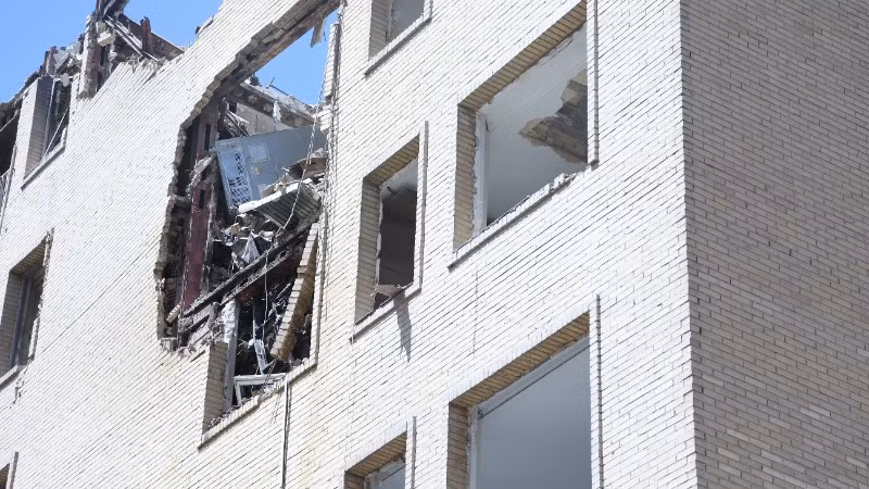 Tòa nhà bị hư hại sau cuộc không kích tại Tehran, Iran. (Ảnh: THX/TTXVN)