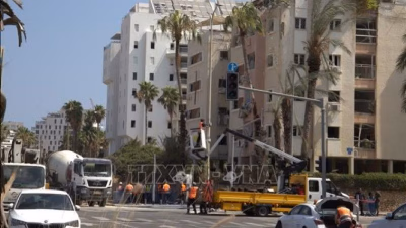 Một tòa nhà chung cư ở đường Levy Eshkol (Tel Aviv) bị phá hủy do trúng tên lửa rạng sáng 16/6/2025. (Ảnh: TTXVN)