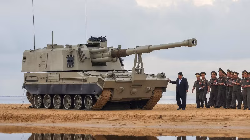 Nhà lãnh đạo Triều Tiên Kim Jong Un thị sát cuộc thử nghiệm một số hệ thống vũ khí mới, ngày 25/6/2026. (Ảnh: KCNA/TTXVN)